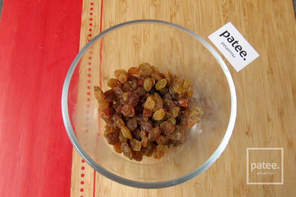 Куриный салат с изюмом и чесноком - Шаг 5