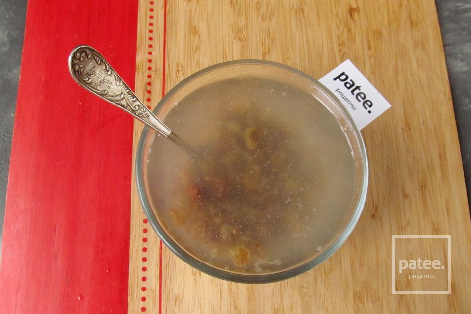 Куриный салат с изюмом и чесноком - Шаг 6