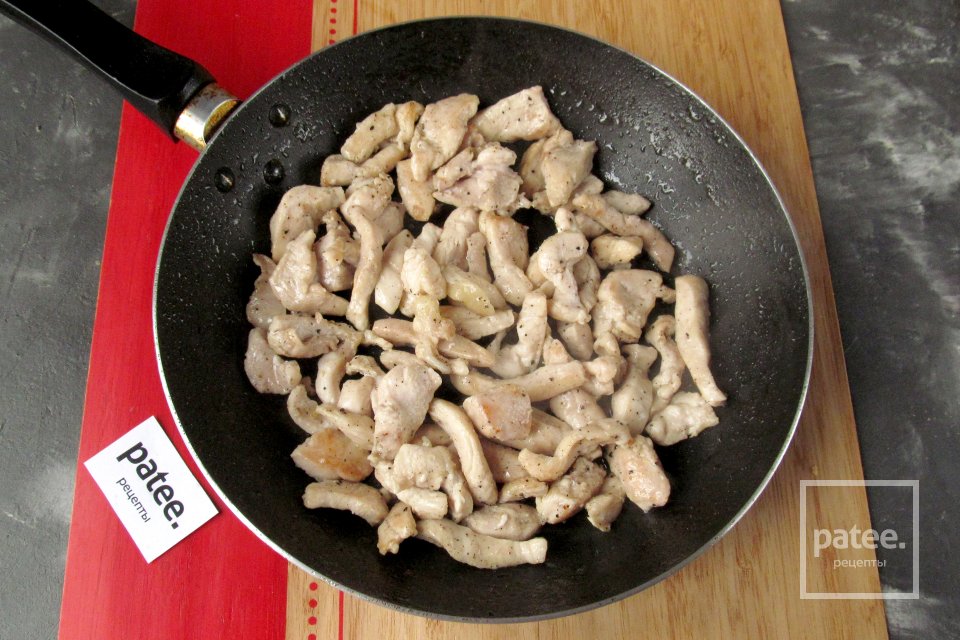 Куриный салат с изюмом и чесноком - Шаг 3