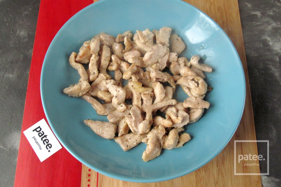 Куриный салат с изюмом и чесноком - Шаг 4