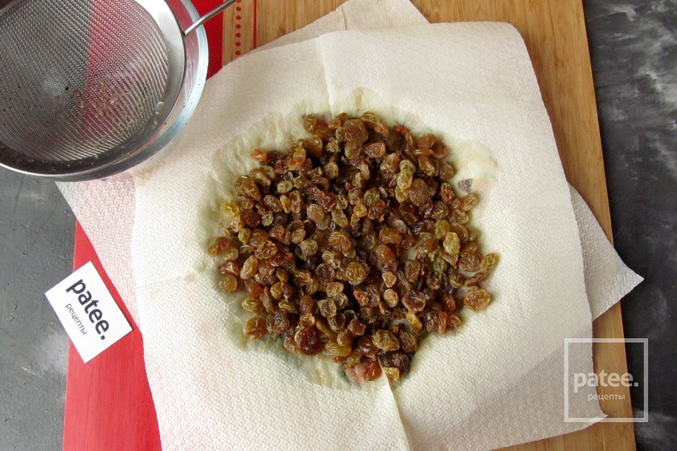 Куриный салат с изюмом и чесноком - Шаг 7