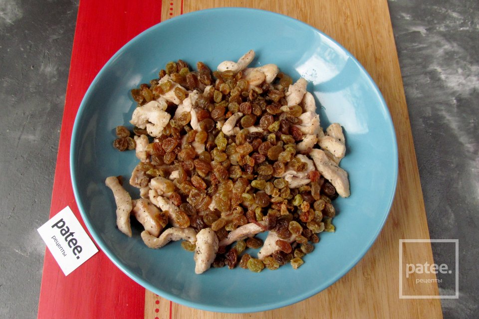 Куриный салат с изюмом и чесноком - Шаг 8