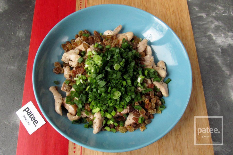 Куриный салат с изюмом и чесноком - Шаг 9