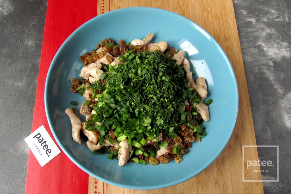 Куриный салат с изюмом и чесноком - Шаг 10