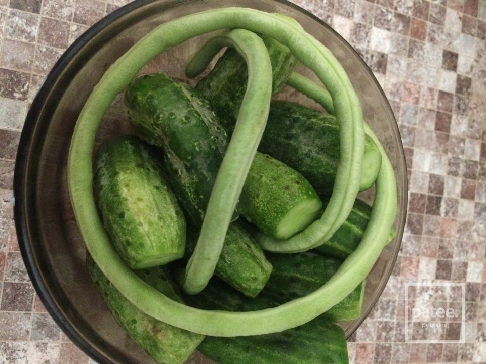 Маринованные огурцы со спаржевой фасолью - Шаг 1