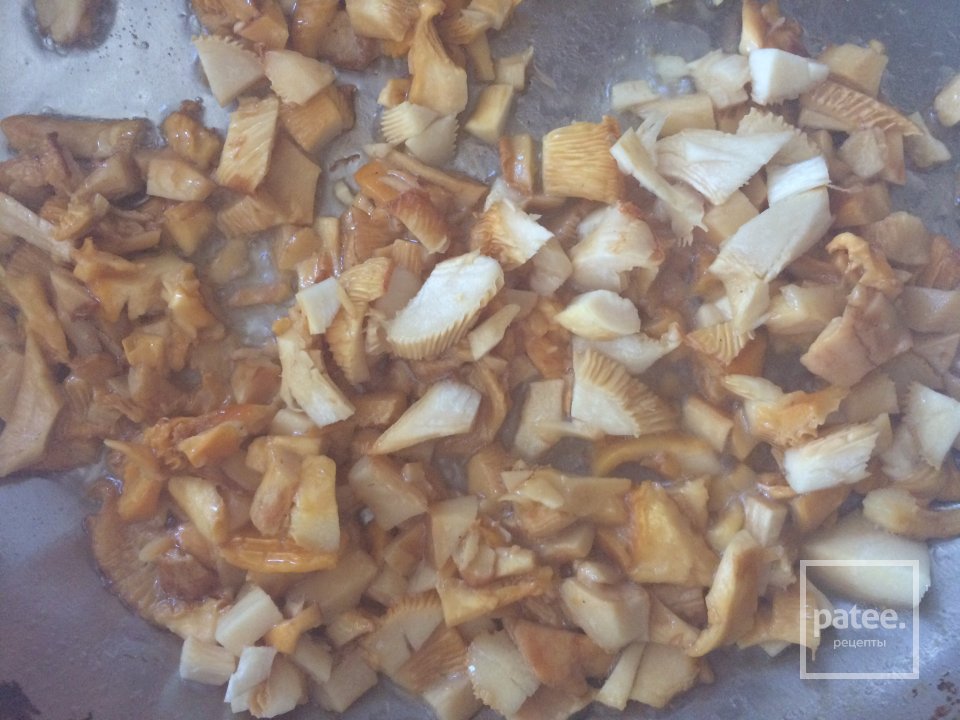 Паста с грибами лисичками в сливочном соусе - Шаг 3