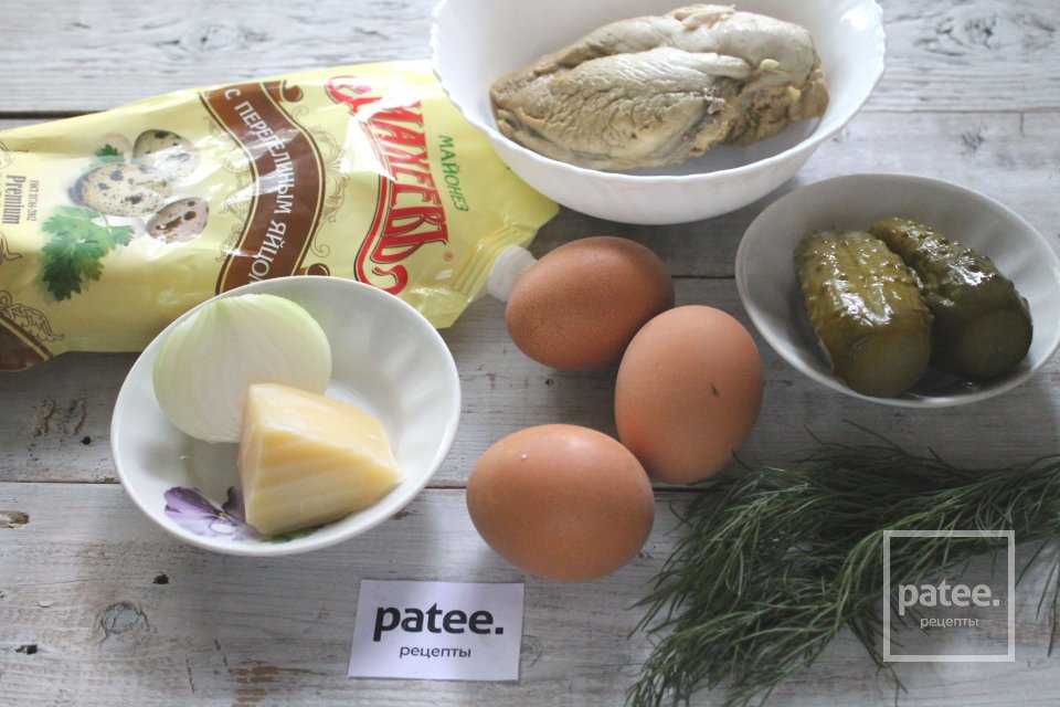 Салат с курицей, яйцами и огурцами - Шаг 1