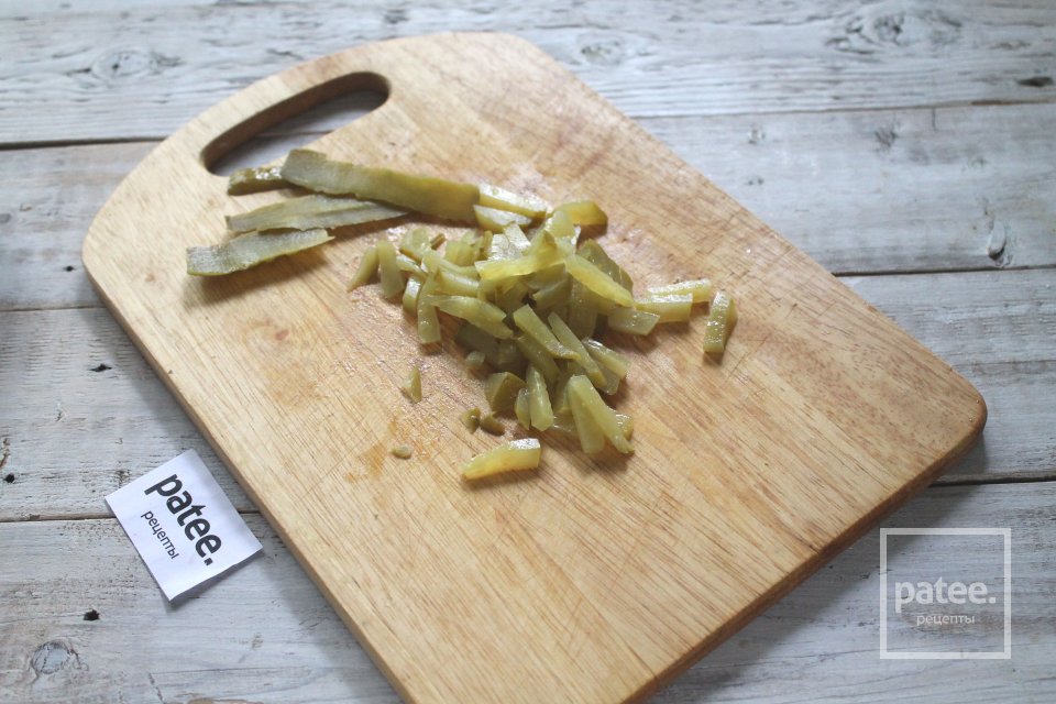 Салат с курицей, яйцами и огурцами - Шаг 3