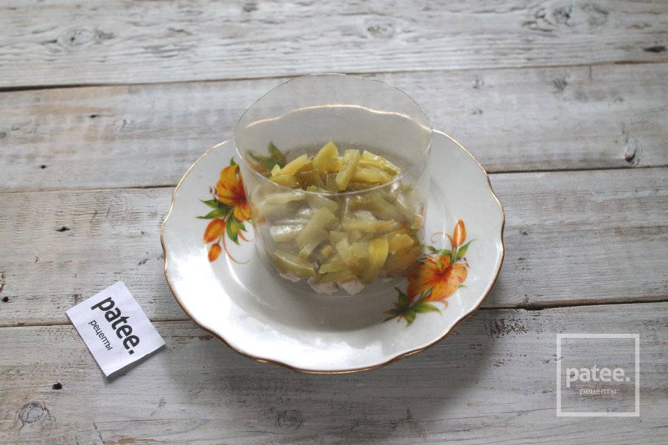 Салат с курицей, яйцами и огурцами - Шаг 5