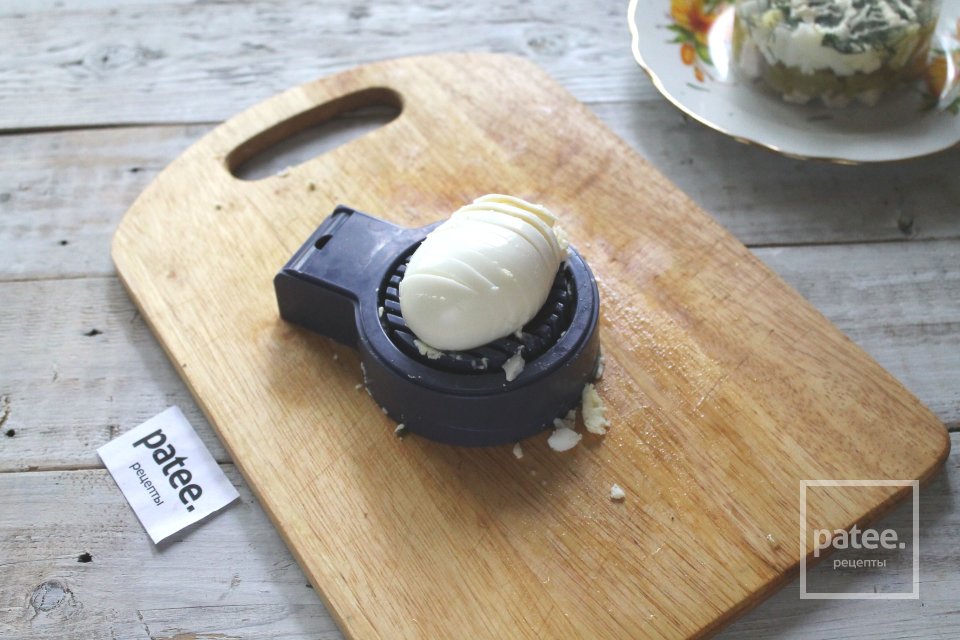 Салат с курицей, яйцами и огурцами - Шаг 7