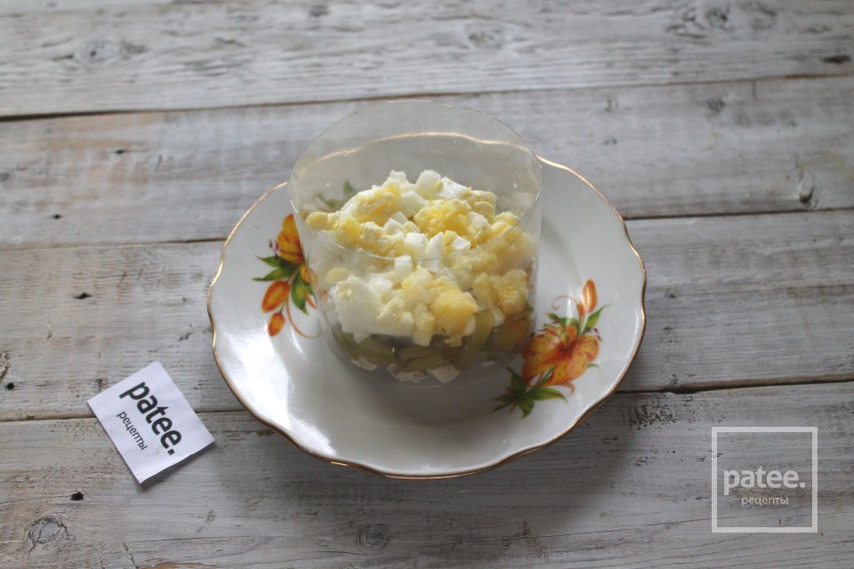 Салат с курицей, яйцами и огурцами - Шаг 8