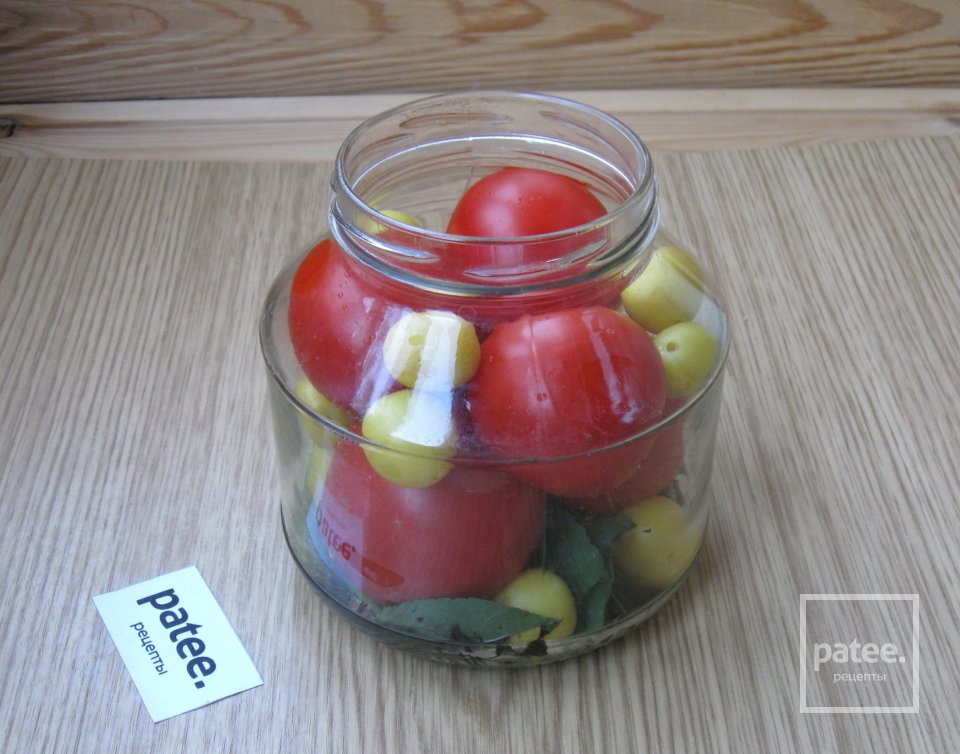 Маринованные помидоры с алычой - Шаг 5