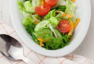 Салат микс с помидорами черри