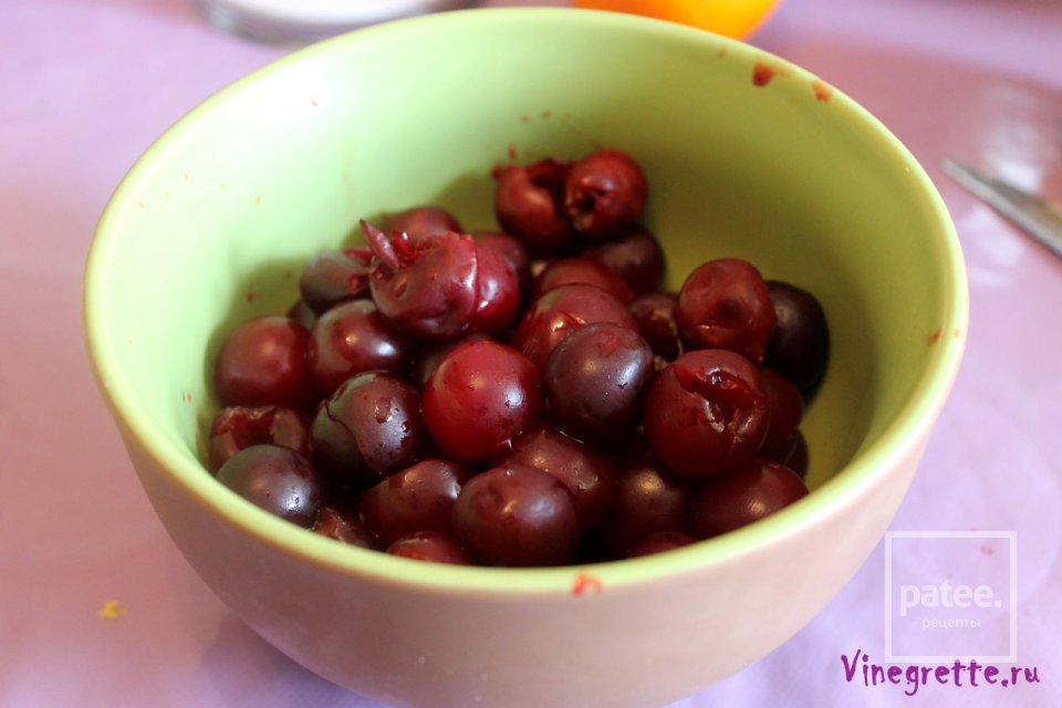 Манная запеканка с вишней - Шаг 1