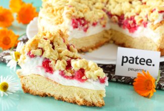 Песочный пирог с красной смородиной и меренгой