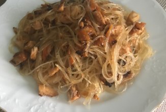 Салат из фунчозы с курицей