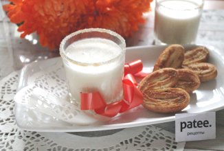 Молочный смузи с бананами с медом