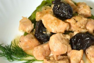 Индейка с черносливом в сметанном соусе