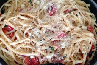 Паста с томатами,луком и чесноком.