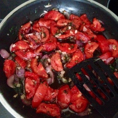 Паста с томатами,луком и чесноком. - Шаг 1