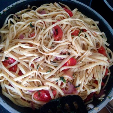 Паста с томатами,луком и чесноком. - Шаг 2