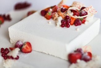 Рождественский торт с муссом и ягодами