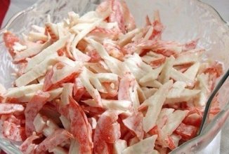 Салатик из крабовых палочек с помидорами