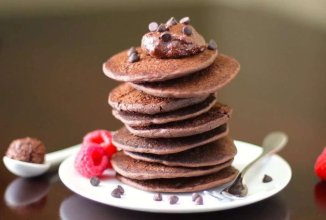 Чоко-панкейки с орехово-карамельным соусом