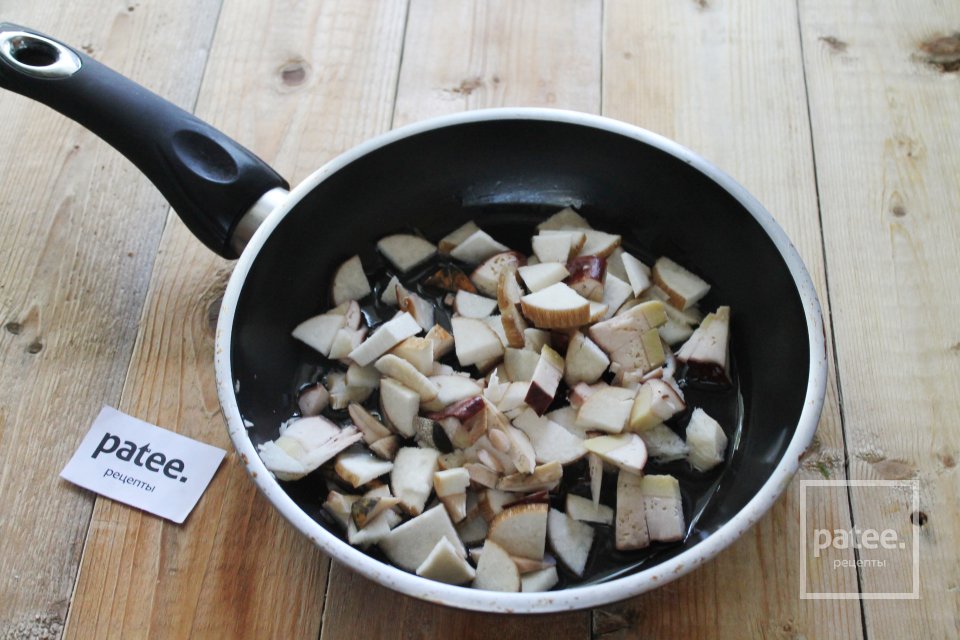 Пирожки с грибами и куриным фаршем в духовке - Шаг 12