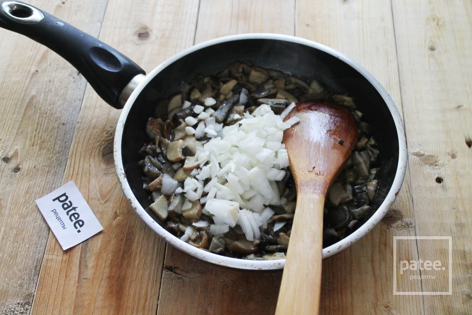 Пирожки с грибами и куриным фаршем в духовке - Шаг 13