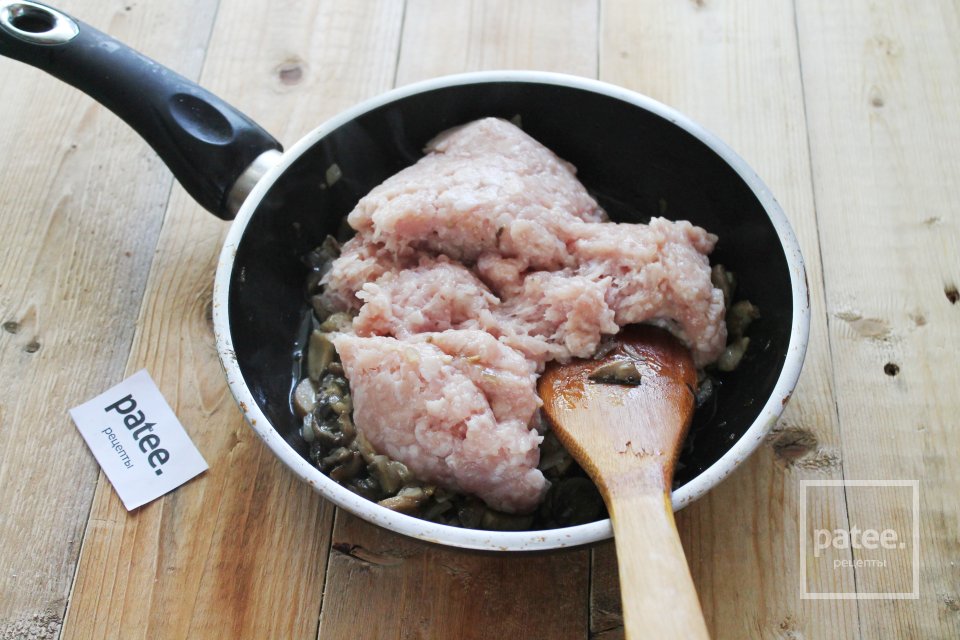 Пирожки с грибами и куриным фаршем в духовке - Шаг 14