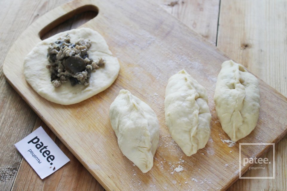 Пирожки с грибами и куриным фаршем в духовке - Шаг 18