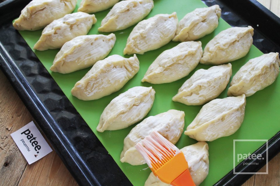 Пирожки с грибами и куриным фаршем в духовке - Шаг 20