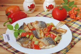 Жареная скумбрия с овощами