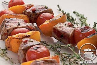 Шашлык из свинины с абрикосами и помидорами