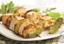 Шашлык из семги с картошкой и маринованными огурчиками