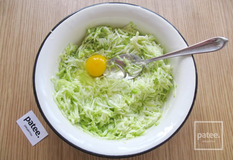 Оладьи кабачковые с сыром и болгарским перцем - Шаг 4