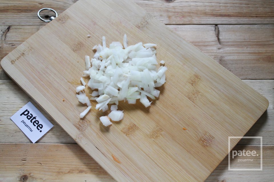 Куриные голени тушенные с луком и морковью - Шаг 2