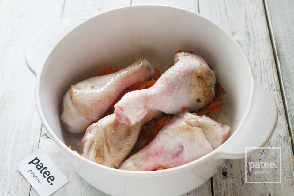 Куриные голени тушенные с луком и морковью - Шаг 7