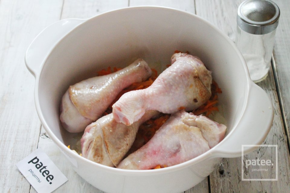 Куриные голени тушенные с луком и морковью - Шаг 8