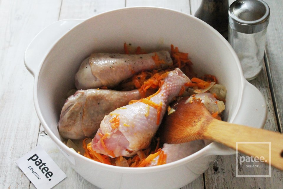 Куриные голени тушенные с луком и морковью - Шаг 9