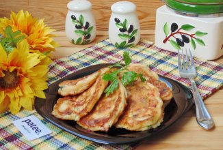 Закусочные оладьи с колбасой, сыром и помидором