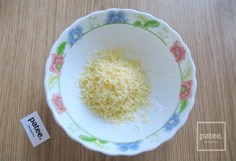 Закусочные оладьи с колбасой, сыром и помидором - Шаг 2