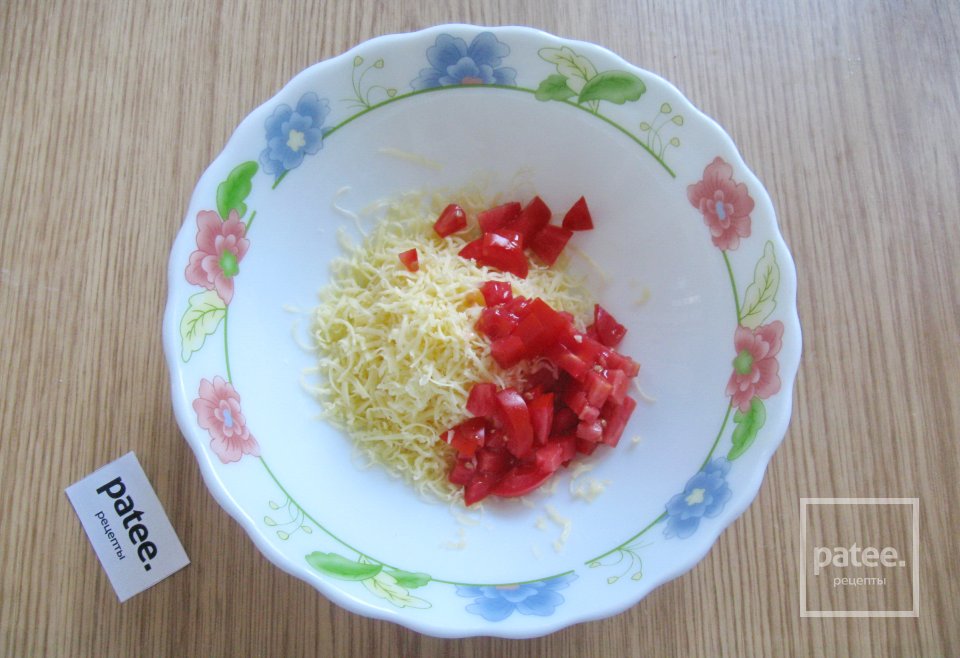 Закусочные оладьи с колбасой, сыром и помидором - Шаг 3