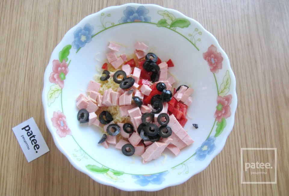 Закусочные оладьи с колбасой, сыром и помидором - Шаг 5