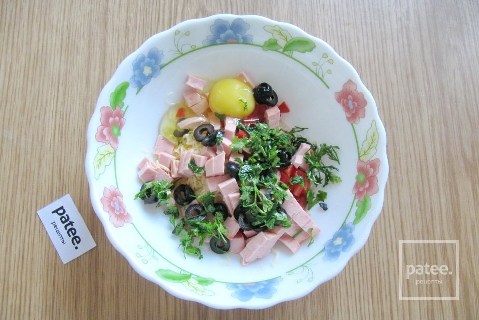 Закусочные оладьи с колбасой, сыром и помидором - Шаг 7