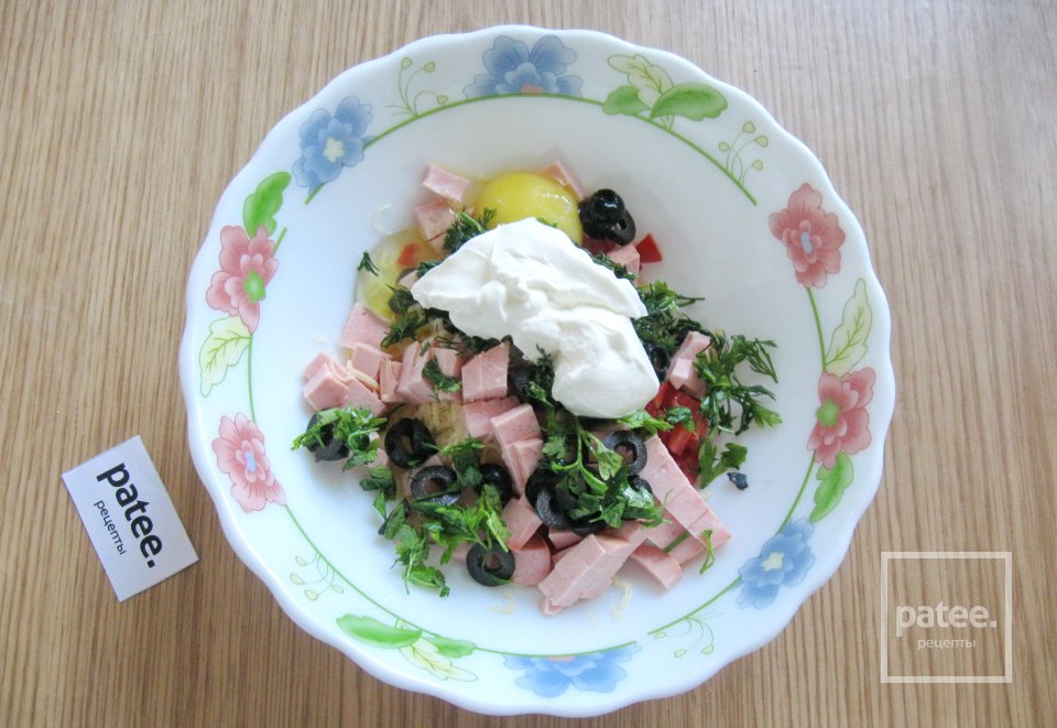 Закусочные оладьи с колбасой, сыром и помидором - Шаг 8