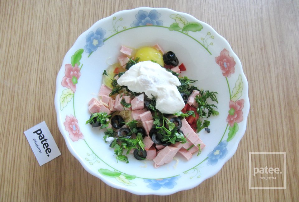 Закусочные оладьи с колбасой, сыром и помидором - Шаг 9