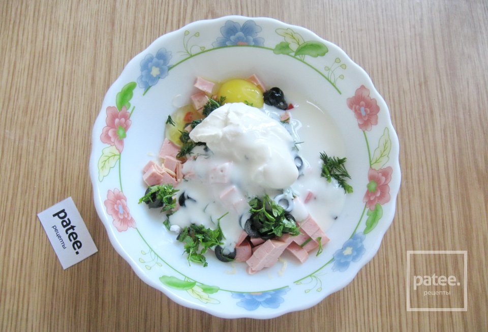 Закусочные оладьи с колбасой, сыром и помидором - Шаг 10