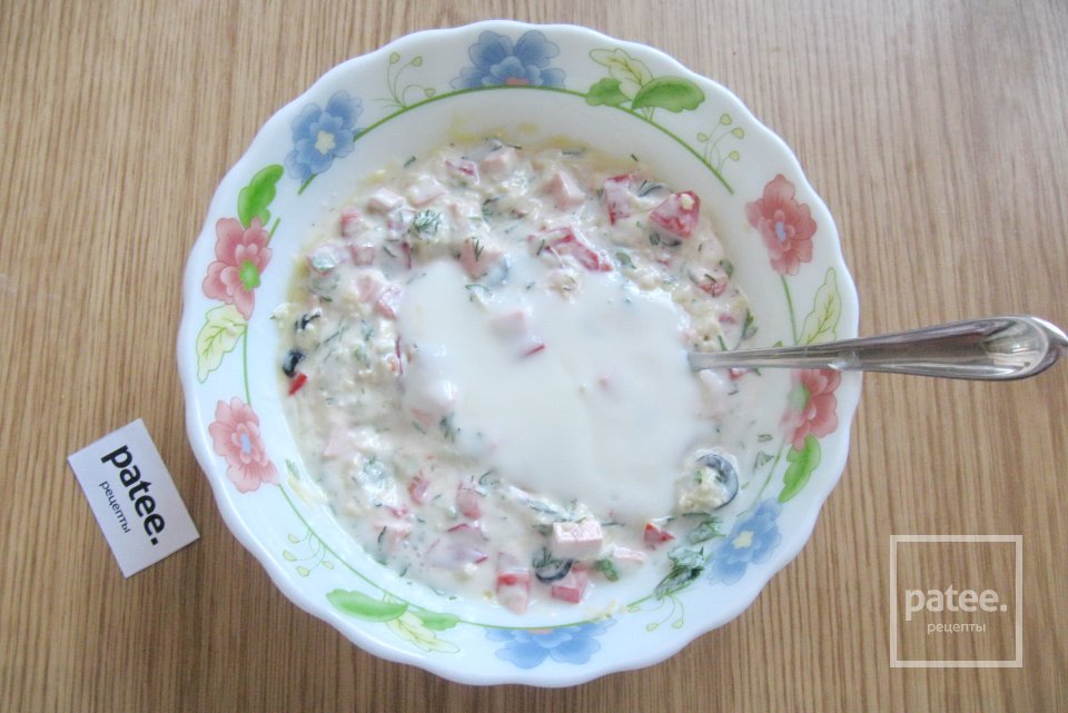 Закусочные оладьи с колбасой, сыром и помидором - Шаг 12